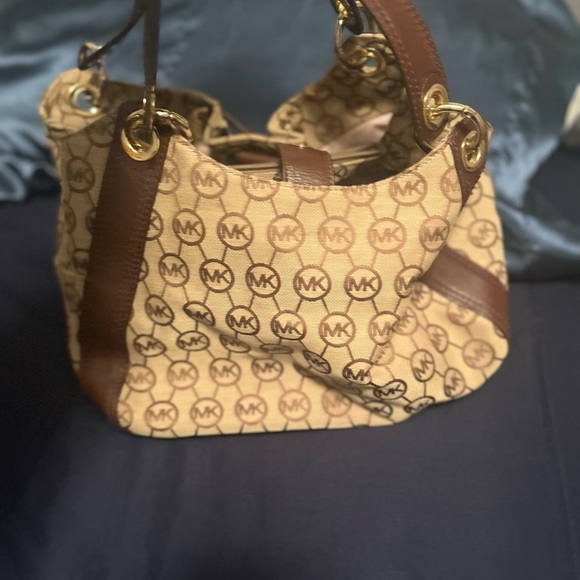 Michael Kors MUST HAVE - Picture 1 of 3